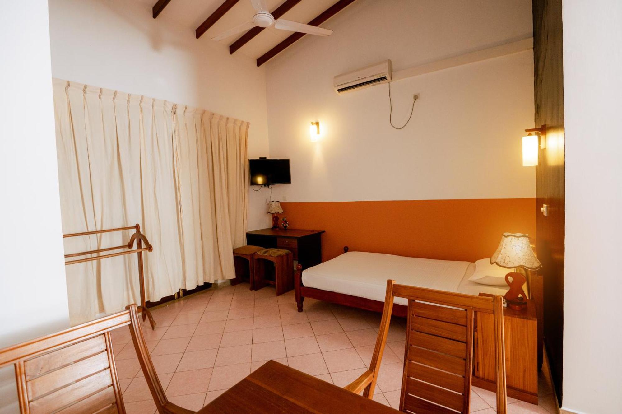 Prince Beach Hotel Bentota Buitenkant foto