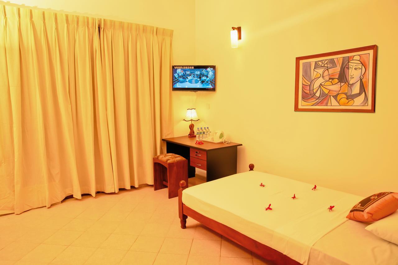 Prince Beach Hotel Bentota Buitenkant foto