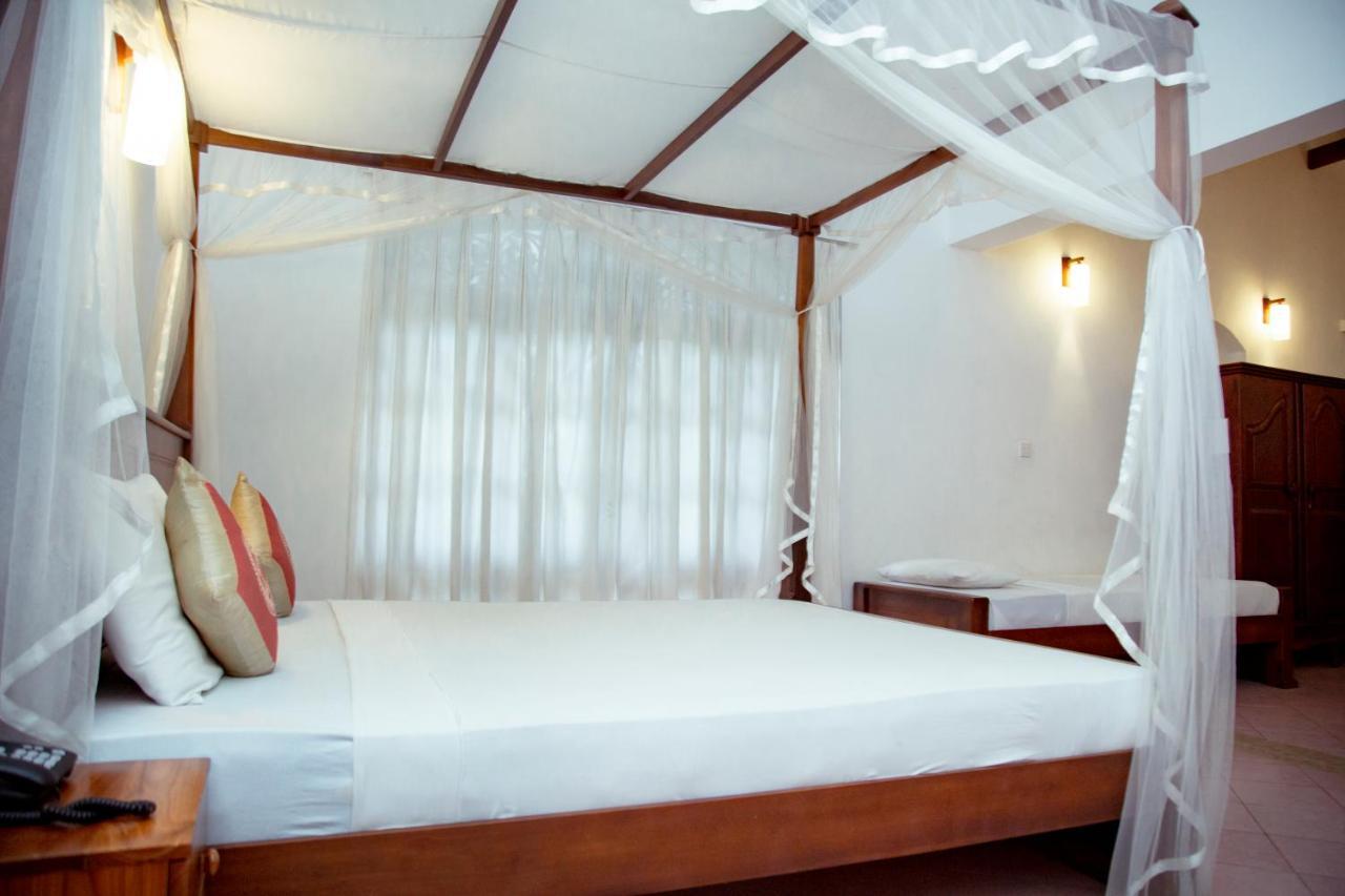 Prince Beach Hotel Bentota Buitenkant foto