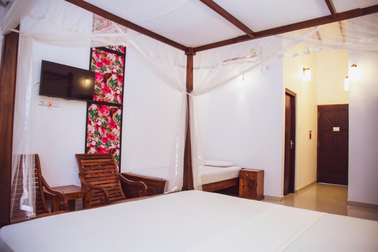 Prince Beach Hotel Bentota Buitenkant foto